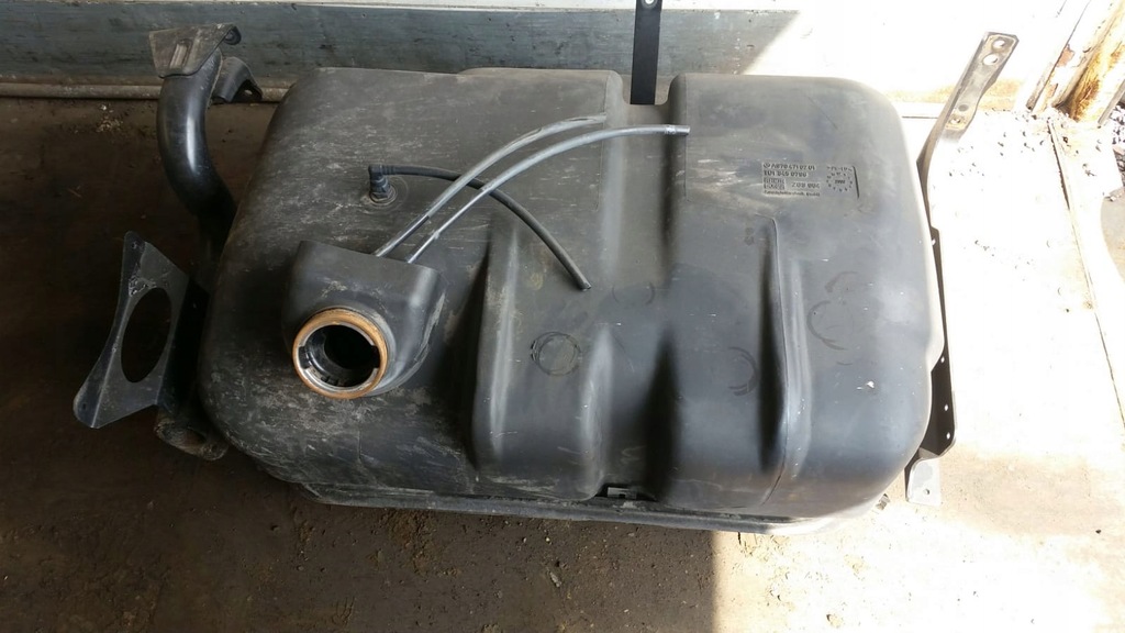 Дополнительный топливный бак атего. Топливный бак мерседес. Мерс бакавое оенаси. Топливный бак мерседес. Бак мерседес спринтер классик.