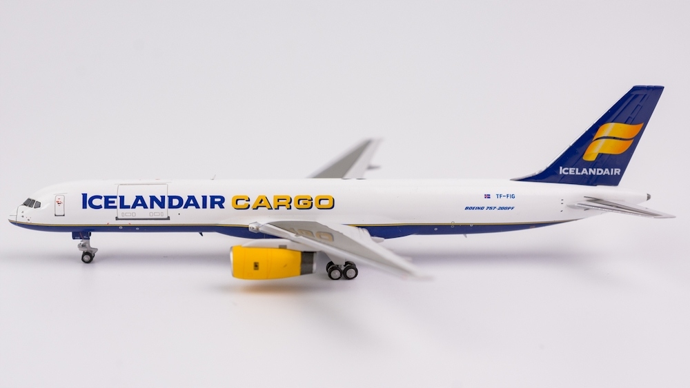 Купить Модель самолета Боинг 757-200PF Исландской авиакомпании 1:400: отзывы, фото, характеристики в интерне-магазине Aredi.ru