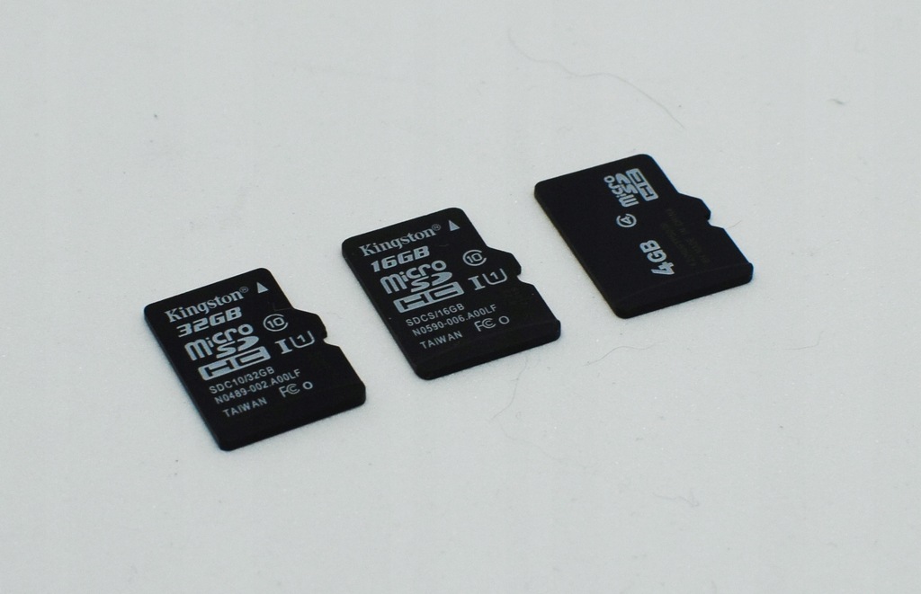 3 karty micro sd: 32 Gb, 16 Gb, 4 Gb + pudełko