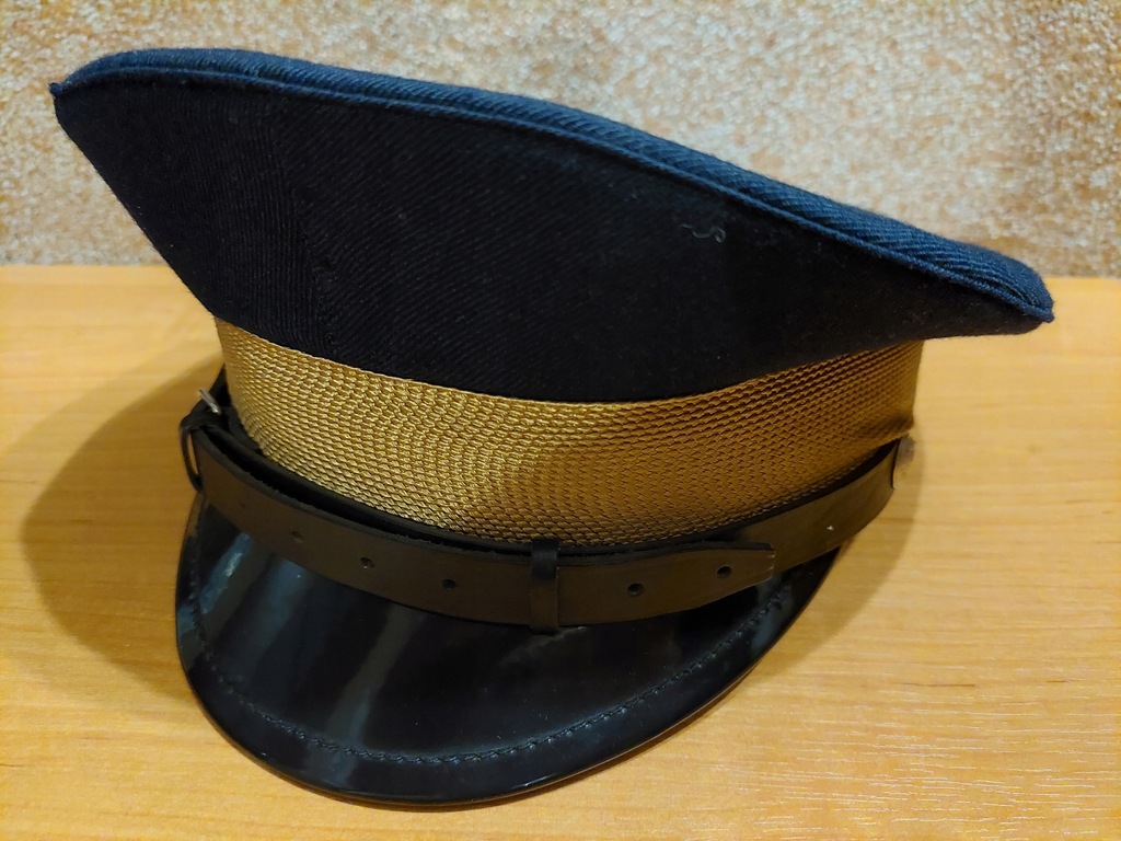 Granatowa czapka służbowa z daszkiem