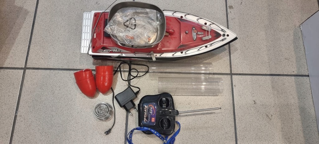 Łódka zanętowa jedno komorowa z oświetleniem czerwona