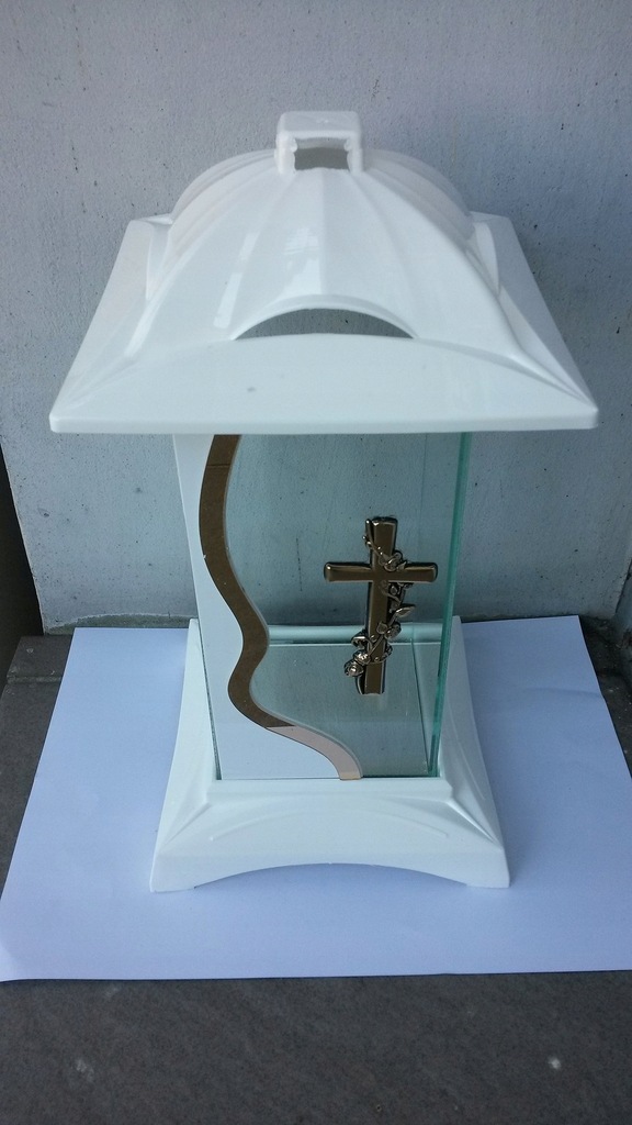 Znicz kapliczka biała z krzyżem