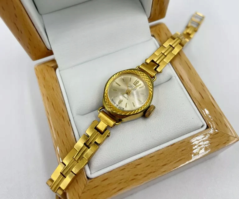 ZEGAREK ZARIA 17 JEWELS MADE IN USSR