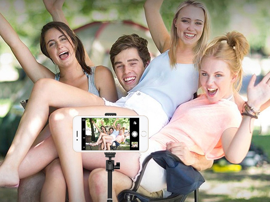 фотографирует себя. монопод hama selfie 90 (4299). девушка с селфи палкой. селфи съемка. селфи палка фотографирует.