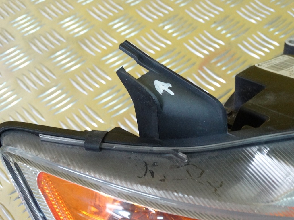 Lampa Przeciwmgielna Mitsubishi Colt 2010 R Przód