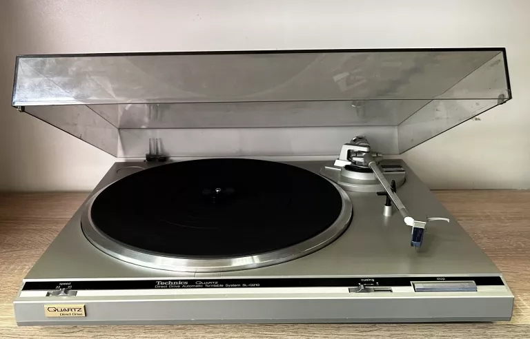 GRAMOFON TECHNICS SL-Q210 AUTOMATIC, DIRECT DRIVE, MADE IN JAPAN
