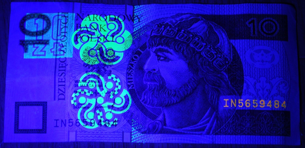 банкноты в ультрафиолете. светящиеся банкноты. купюра в ультрафиолете. биткоин купюра в хорошем качестве. купюра в ультрафиолете.