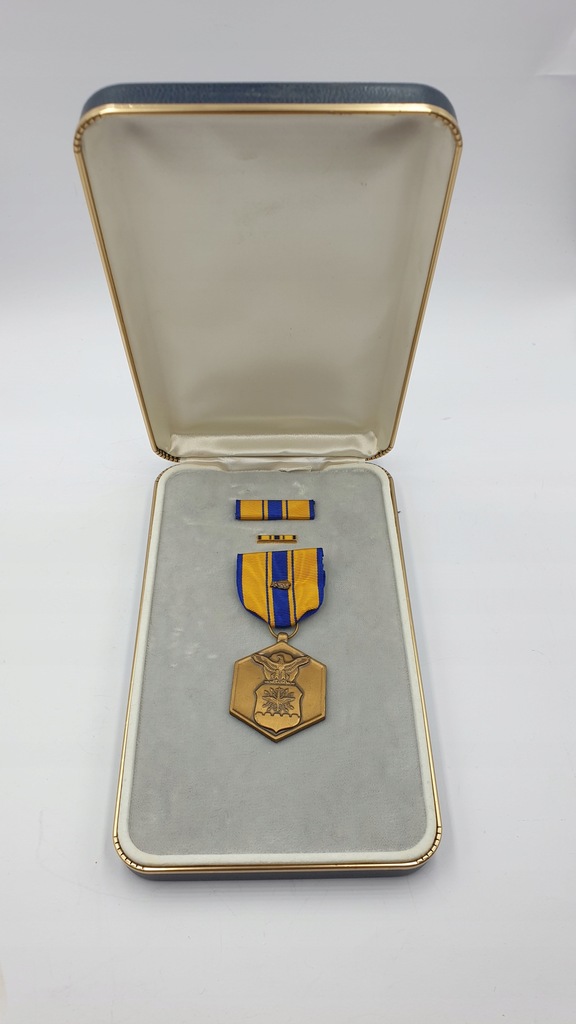 USA Air Force Commendation Medal dwukrotnie nadany z baretkami i etui