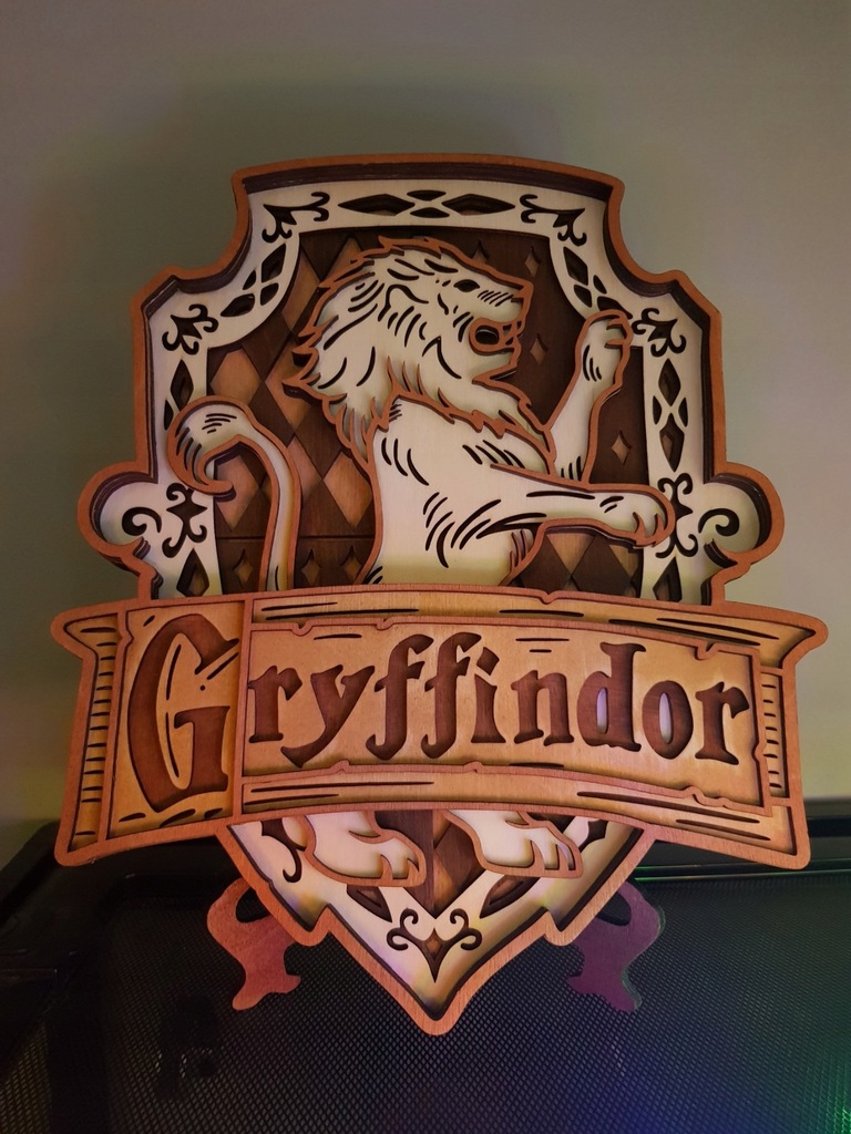 Ręcznie wykonany herb Gryffindora z drewna - Wysokość 26cm