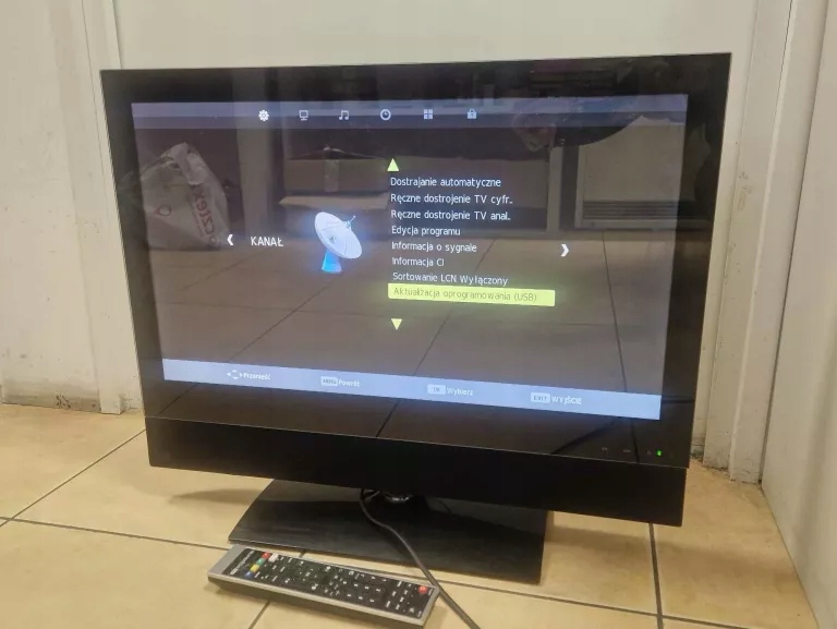 TELEWIZOR -MONITOR TEVION LCD TV 2411- PILOT