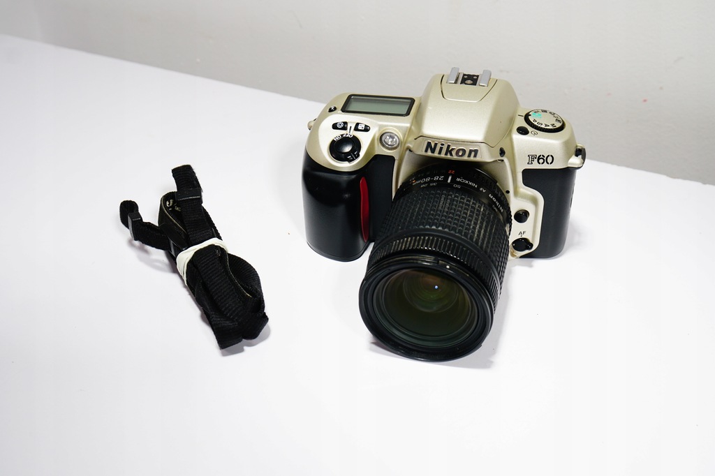 Retro Aparat Fotograficzny Nikon F60 + Obiektyw