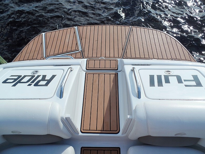 Купить Лодзинская моторная лодка Crownline 270 Alfa Brawo III V8 5.7: отзывы, фото, характеристики в интерне-магазине Aredi.ru