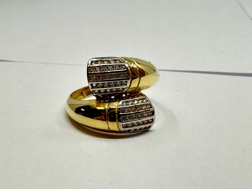 Złoty pierścionek spleciony z małymi cyrkoniami próba 585