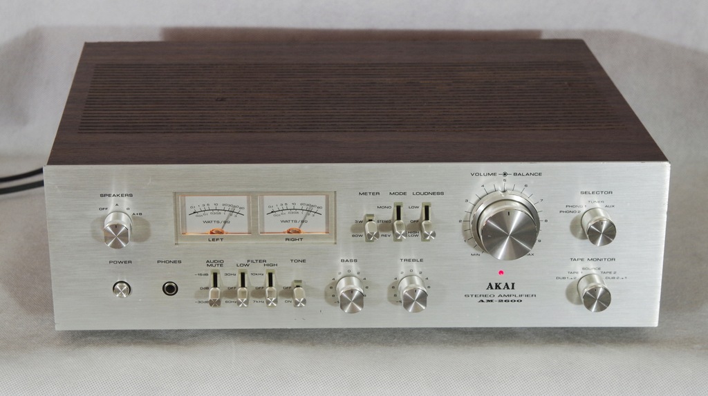 Akai AM-2600, dobry wzmacniacz stereo. Wychyły