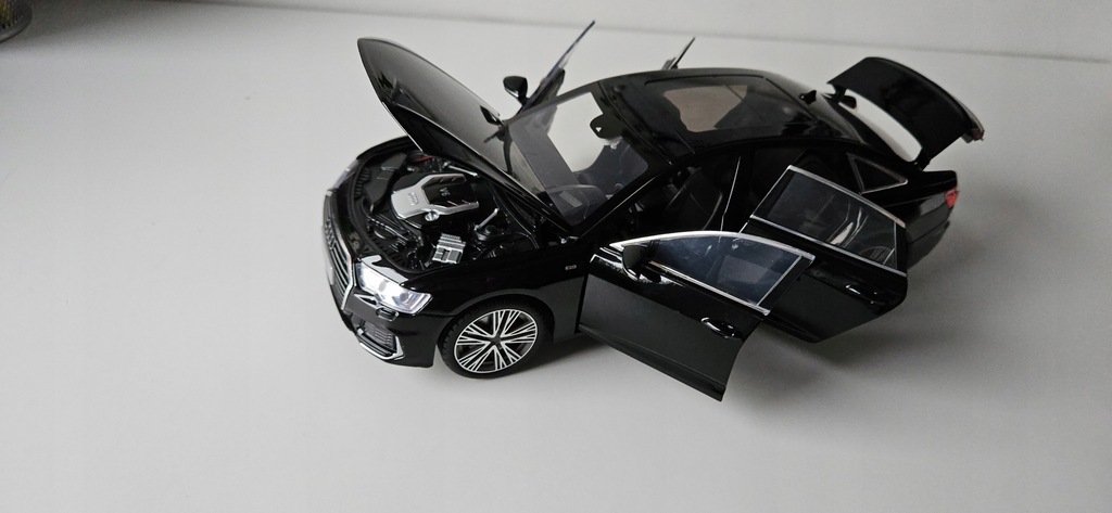 Model samochodu Audi A6L 55 Tfsi skala 1:18 czarny Szybka wysyłka !!!