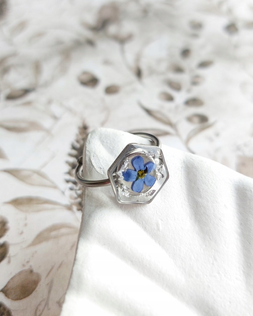 Pierścionek regulowany z kwiatami niezapominajki, prezent na urodziny