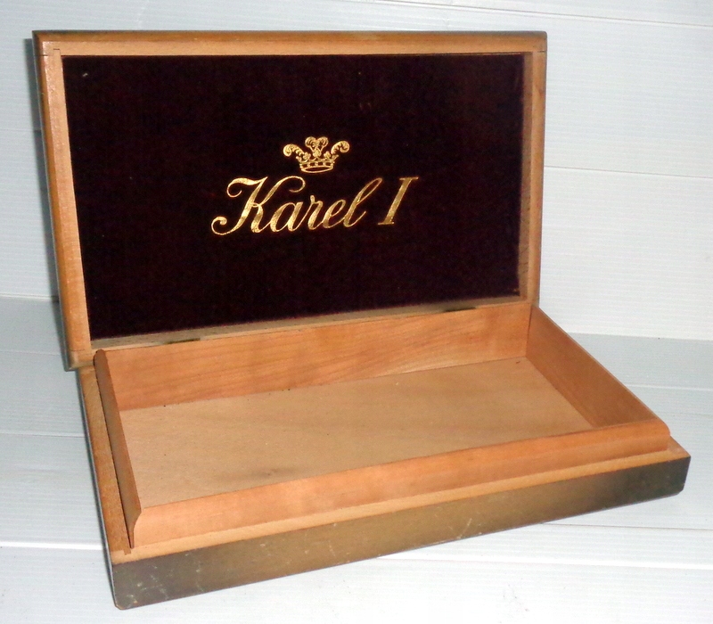 KAREL I - stare drewniane pudełko po cygarach.