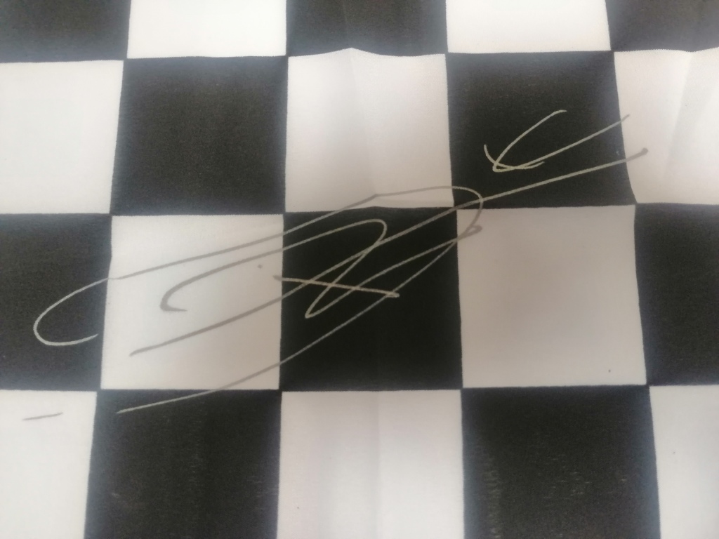 Flaga wyścigowa F1 z autografem Roberta Kubicy
