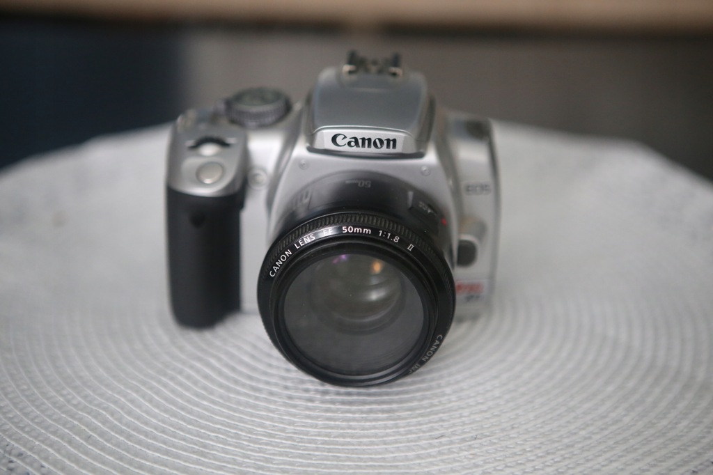 Canon EOS400d rebel z obiektywem canon 50mm 1.8