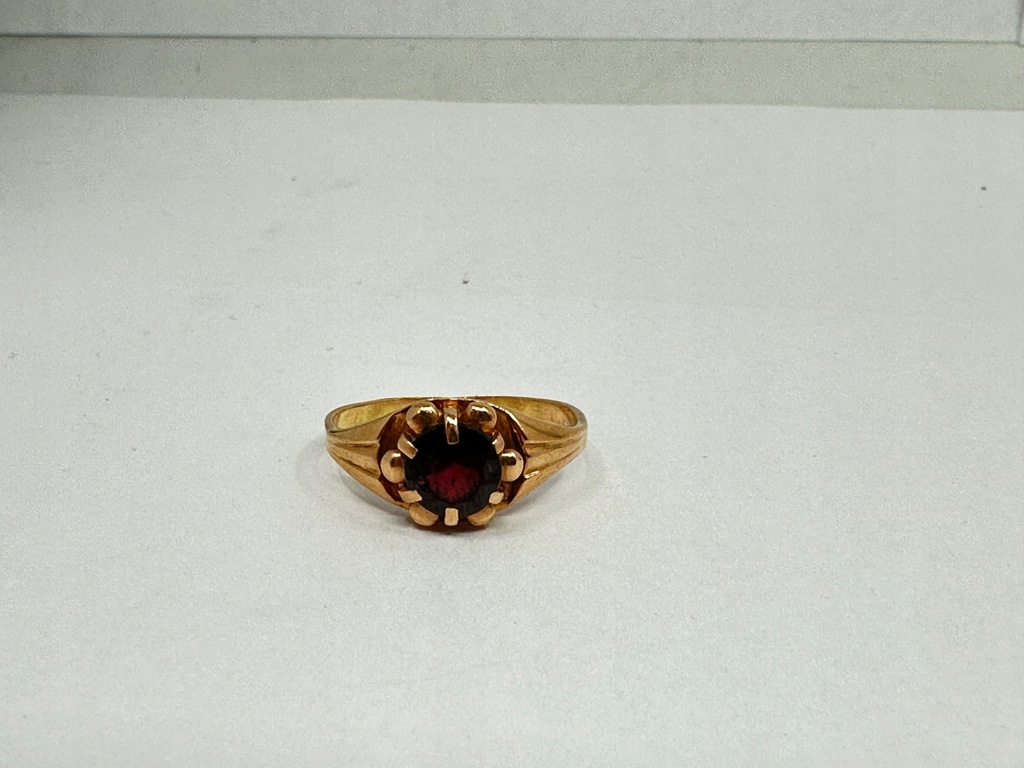 Złoty pierścionek z bordowym kamieniem próba 585