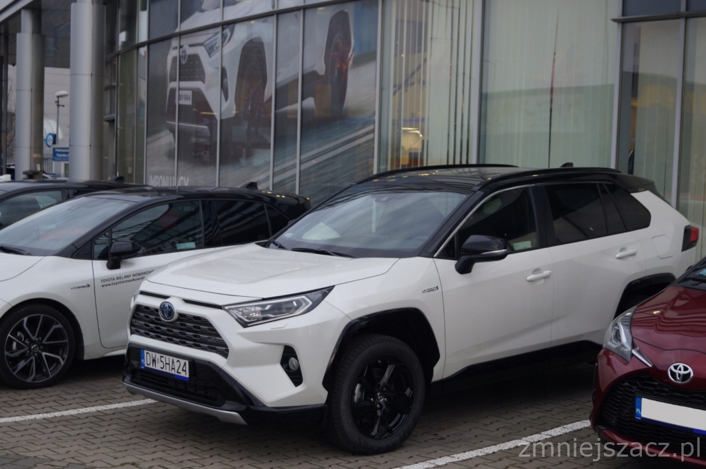 Купить Чистый гибрид Toyota RAV4 Selection. 218 л.с. Сразу: отзывы, фото, характеристики в интерне-магазине Aredi.ru