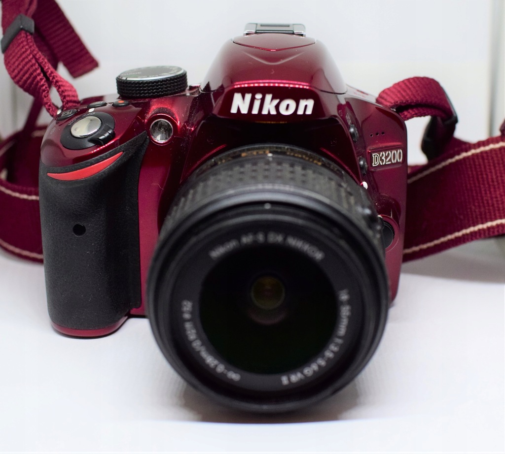 Nikon D3200 + 18-55 VR (czerwony)
