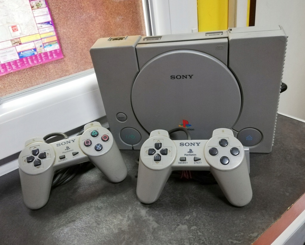 Playstation 1 PSX PS1 SCPH-5502 + Dwa Pady