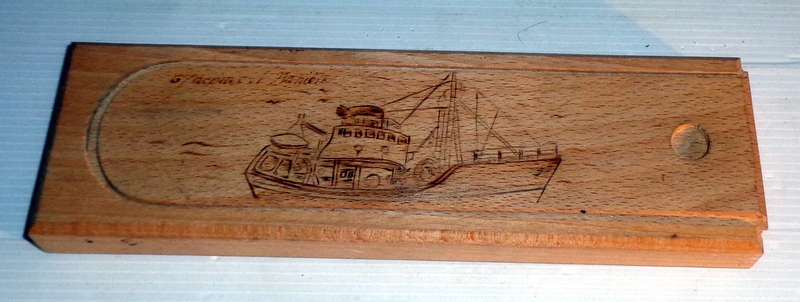 Stary drewniany piórnik z kutrem rybackim .