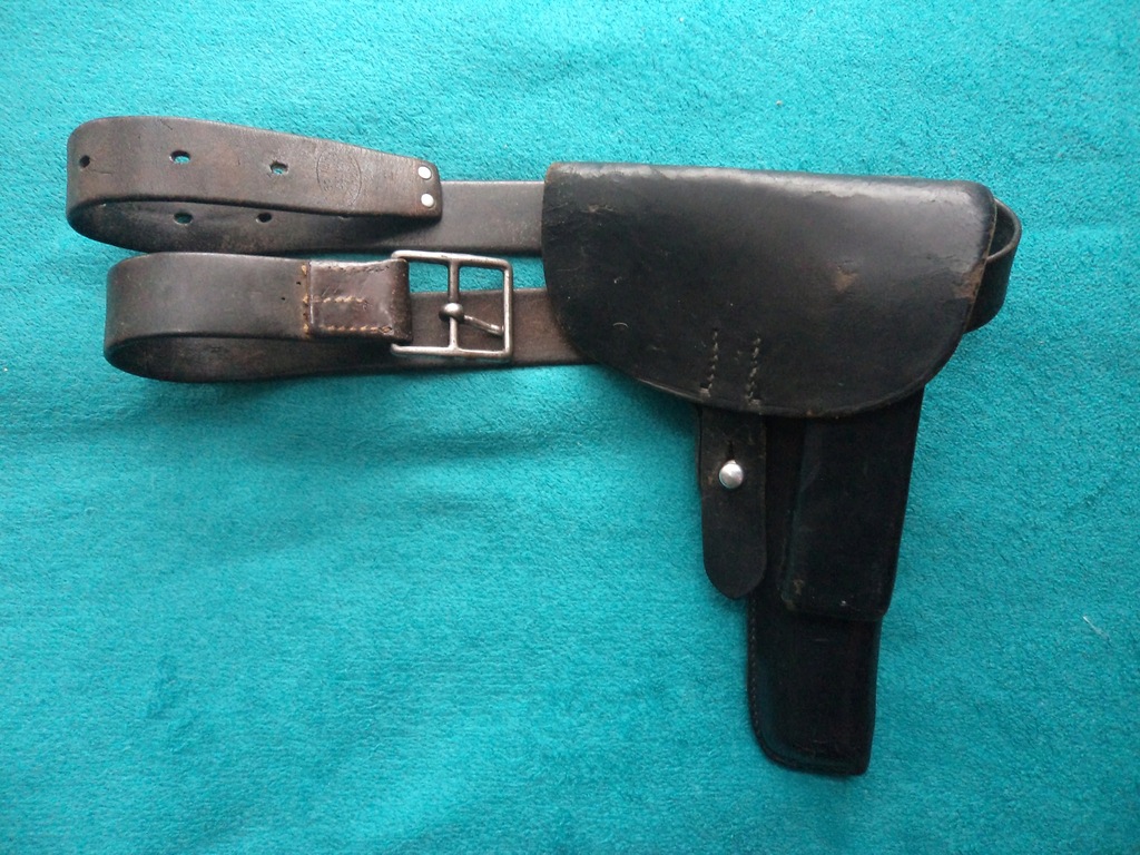 Duża kabura do pistoletu z pasem wojskowym