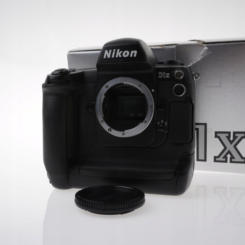 Nikon D1X w pudełku