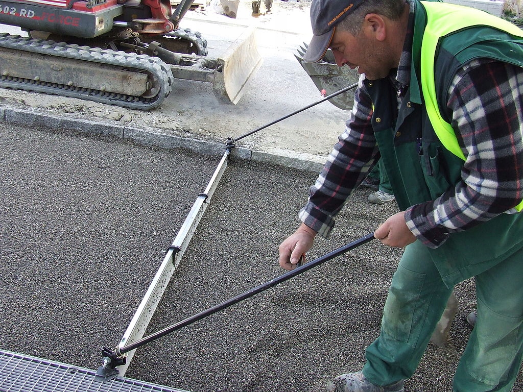 для выравнивания дороги поставлены две