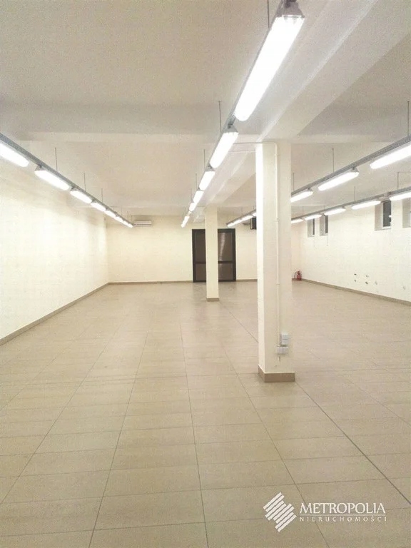Magazyny i hale, Liszki, Liszki (gm.), 200 m²