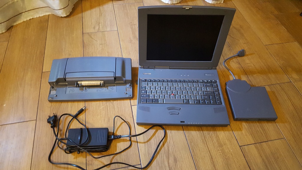 Zabytkowy laptop Toshiba Tecra 8000 PII +dok Win98