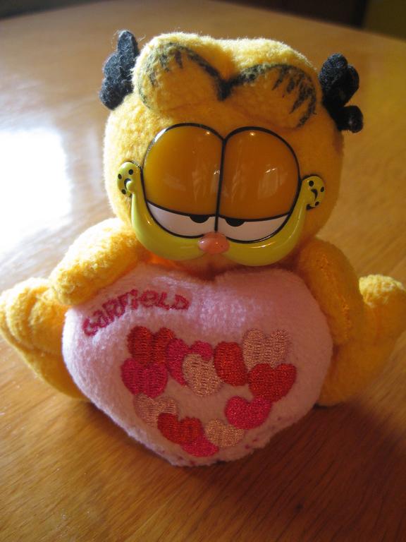 Garfield pluszowy z sercem 11 cm :) maskotka