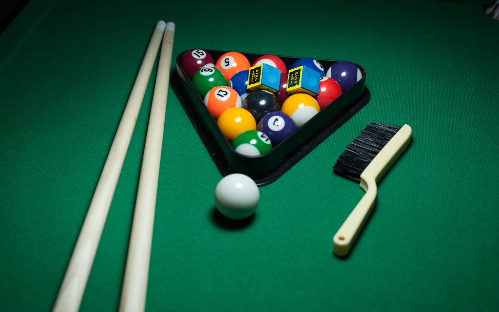 игра с кием и шарами. бильярдный стол billiard-ball. русский бильярд 1. американский пул бильярд. игра с кия и шарами.