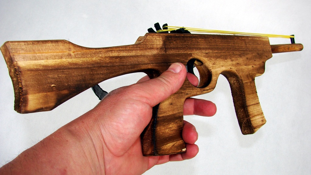 деревянный автомат. деревянное ружье. ружье из дерева. сборная модель чудо-дерево карабин car-15. резинкострел винчестер.