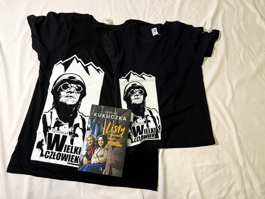 Książka z dedykacją Cecylii Kukuczki z koszulką damską L i dziecięcą