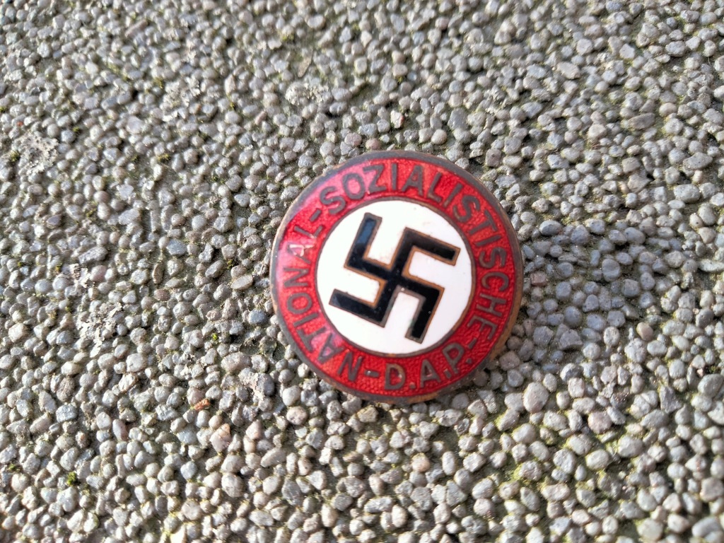 Oryginał IIWŚ Pięknie zachowana odznaka NSDAP SYGNOWANA . AUKCJA BCM !!!