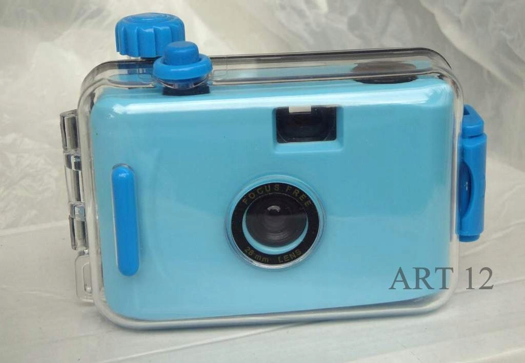 Aparat fotograficzny z osłoną do zdjęć podwodnych