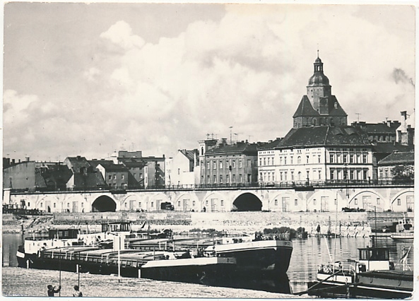 Gorzów Wlkp. Widok na miasto znad Warty barki