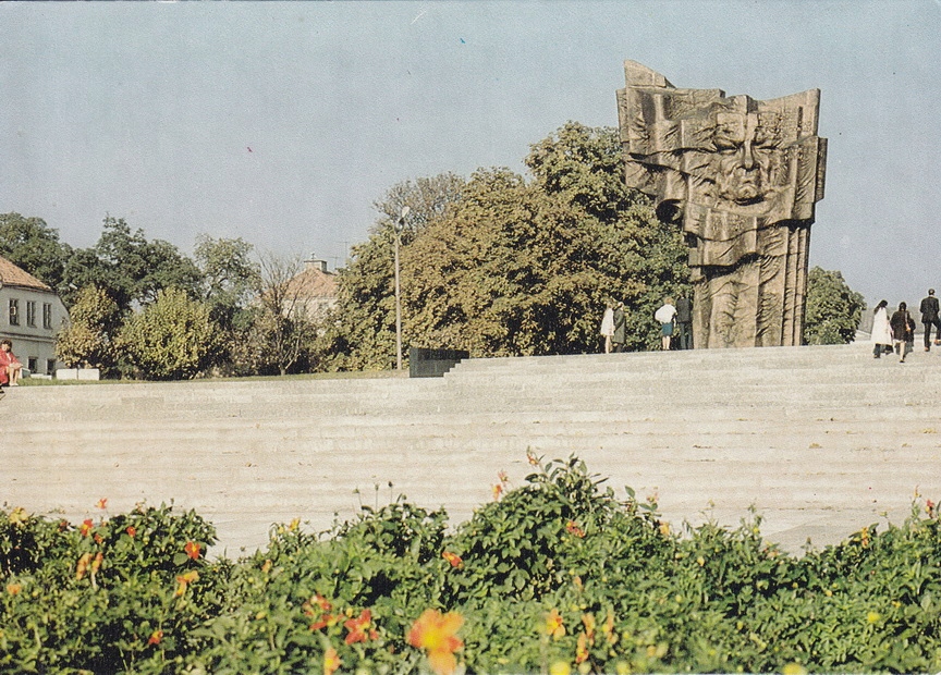 PŁOCK - POMNIK WŁADYSŁAWA BRONIEWSKIEGO