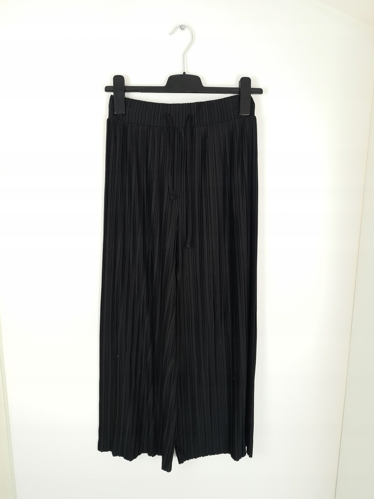 0511JE2 BERSHKA spodnie 7/8 plisy czarne 36 S
