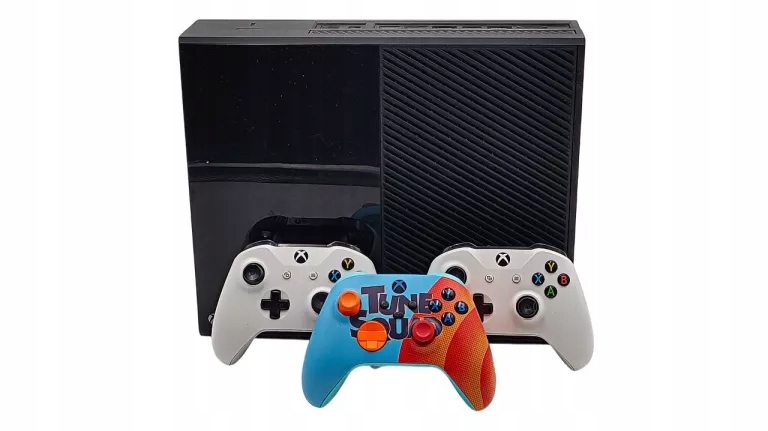 KONSOLA MICROSOFT XBOX ONE MODEL 1540 500GB + 3 PADY - OPIS