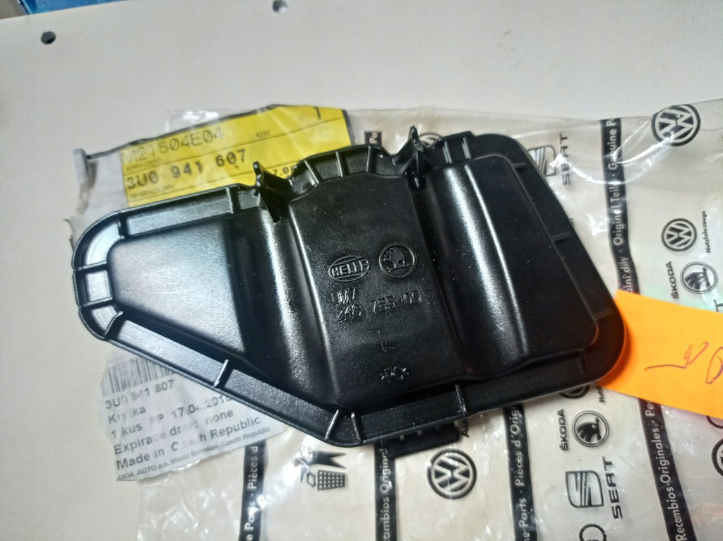 UM7 246755-00 Zaślepka lampy lewy przód Superb I