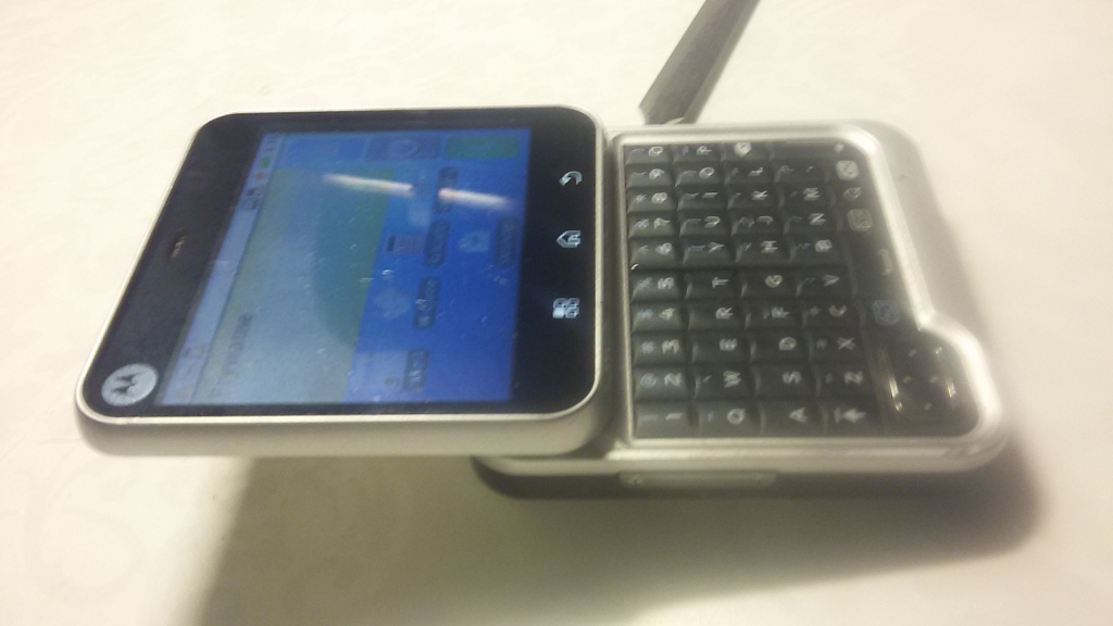 Motorola Flipout idealny smartfonik dla dziecka