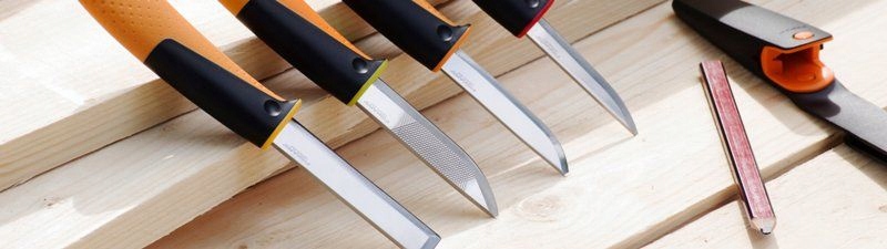 Купить НОЖ FISKARS УНИВЕРСАЛЬНЫЙ СО ВСТРОЕННОЙ НАПИЛЬКОЙ-ТОЧИЛКОЙ: отзывы, фото, характеристики в интерне-магазине Aredi.ru