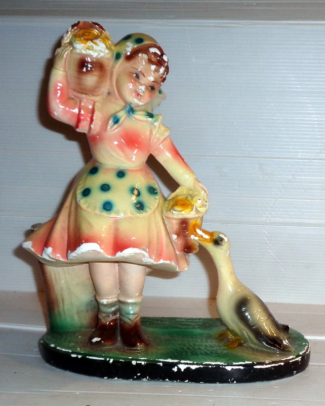 Gęsiareczka - stara lakierowana figurka gipsowa /wazonik.