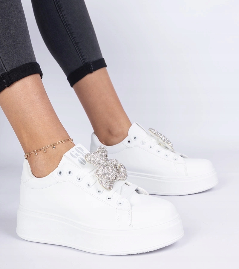 Białe sneakersy damskie zdobione misiem w cyrkonie Karrot rozmiar 40
