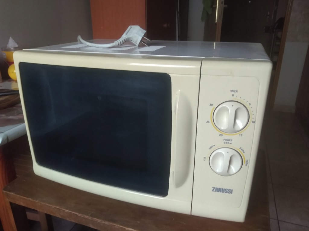 Kuchenka mikrofalowa ZANUSSI 700W sprawna z pudłem