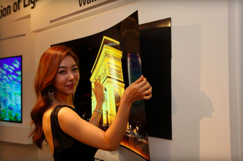 Новый телевизор пленка. Тонкий телевизор LG OLED. Телевизор OLED дисплей супер тонкий фирмы LG. Ультратонкий телевизор самсунг. Тонкий телевизор LG на стену.